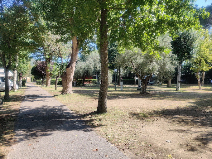 Umbria, piccolo campeggio sul lago